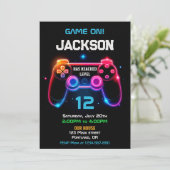 Invitation Jeu sur le contrôleur de jeu vidéo niveau invitati (Debout devant)