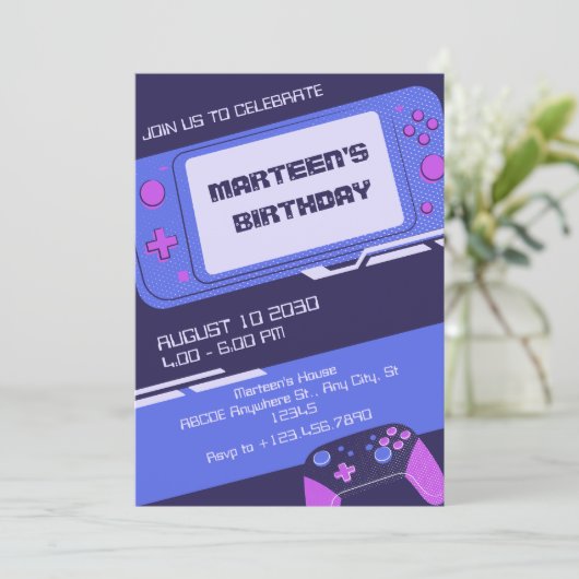 Invitation Jeu violet anniversaire (Debout devant)