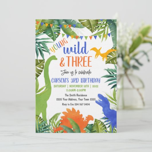 Invitation Jeune Sauvage et Trois Anniversaire de Dinosaure (Debout devant)