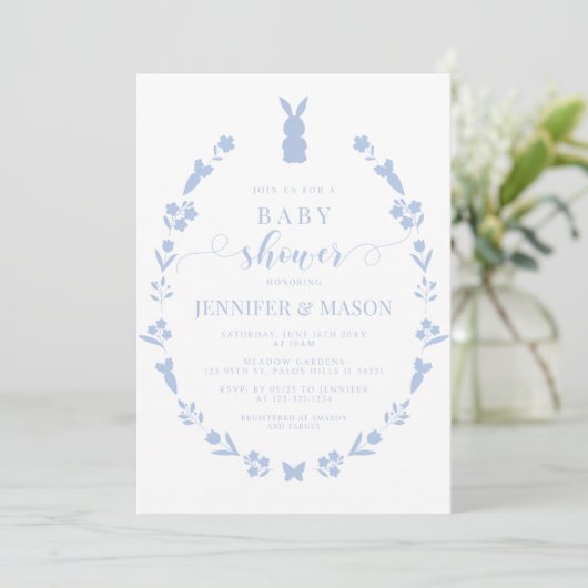 Invitation Joli bleu lapin de Pâques fleuri bébé garçon douch (Debout devant)