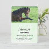 Invitation Joli cheval brun allongé dans l'herbe d'anniversai (Debout devant)