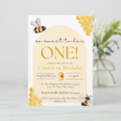 Invitation Joli Gingham Jaune Tellement Mignon Pour L'anniver (Debout devant)