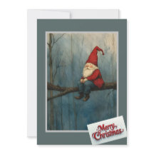 Joli gnome de Noël assis sur une branche d'arbre