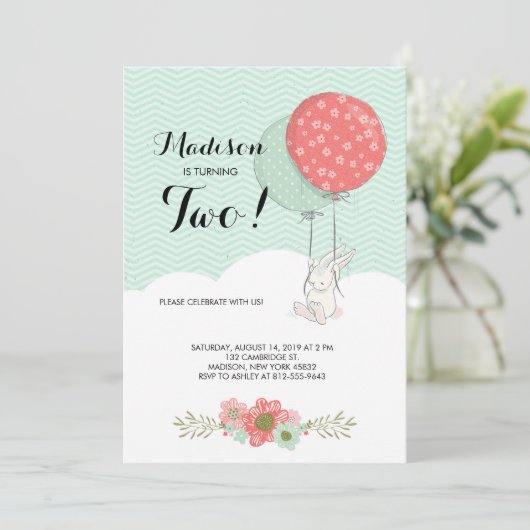 Invitation Joli lapin blanc avec ballons fête d'anniversaire (Debout devant)