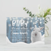 Invitation Joli lapin d'hiver Dusty Blue Barn Baby shower (Debout devant)