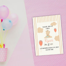 Joli ours en peluche assis sur un nuage