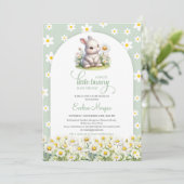 Invitation Joli petit lapin avec ressort marron neutre genre (Debout devant)