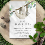 Invitation Jolie Sloth | Come Hang | Funny Anniversaire de en<br><div class="desc">"Venez vous accrocher avec nous" des invitations amusantes à la fête d'anniversaire avec une illustration aquarelle d'un paresseux accroché à un arbre. Cartes simples et mignonnes avec police de style manuscrit noir sur un arrière - plan blanc. L'envers est doté d'un motif en bois. Les couleurs Arrière - plans peuvent...</div>