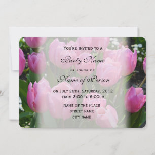 Invitation jolies fleurs élégantes de tulipes violettes pour