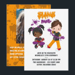 Invitation Jote Kids Slime Party Anniversaire Photo<br><div class="desc">Préparez-vous à une fête d'anniversaire baveuse, désordonnée et amusante avec cette invitation à la fête d'anniversaire à thème mince ! Doté de personnages ludiques, de éclaboussures de fines fines particules et d'un motif de fines particules orange audacieux à l'arrière, ce design est parfait pour les enfants qui aiment la créativité...</div>