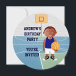 Invitation Joueur de basket-ball mignon<br><div class="desc">Nous pouvons créer ceci dans n'importe quelle couleur uniforme de basket ou changer n'importe quel élément du garçon selon les besoins. Un design de basket mignon pour toute fête d'anniversaire d'un futur joueur de basket ou ventilateur de basket, avec un jeune joueur de basket en maillot et tenant un basket...</div>
