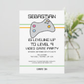 Invitation Joueur vidéo ordinateur nivellement vers le haut A (Debout devant)