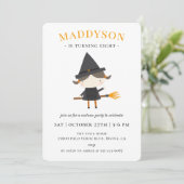 Invitation Jour d'anniversaire de la sorcière mignonne (Debout devant)