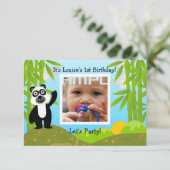 Invitation Joyeuse fête d'anniversaire avec un ours de panda (Debout devant)