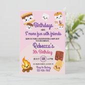 Invitation Joyeux anniversaire camping avec des S'mores migno (Debout devant)