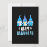 Invitation Joyeux Hanoukka Gnomes Juif Gnome Lover Chanukah<br><div class="desc">Gnomes Thanksgiving Halloween Joyeux Noël et Happy Hallothanksmas tenue est un cadeau pour les garçons,  filles,  enfants,  maman,  papa,  grand-mère,  hommes,  femmes,  enseignant. Octobre,  novembre Et décembre,  Mélange d'hiver et d'automne ! Célébrez les vacances avec vos amis et votre famille</div>