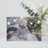 Invitation Joyeux Noël Nom Arbres Lumières Bois Cottage (Debout devant)