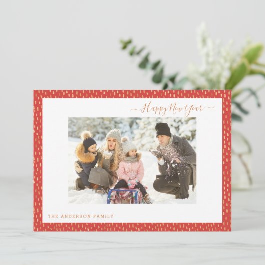 Invitation Joyeux Nouvel An Moderne Elégant Rouge Simple Card (Debout devant)