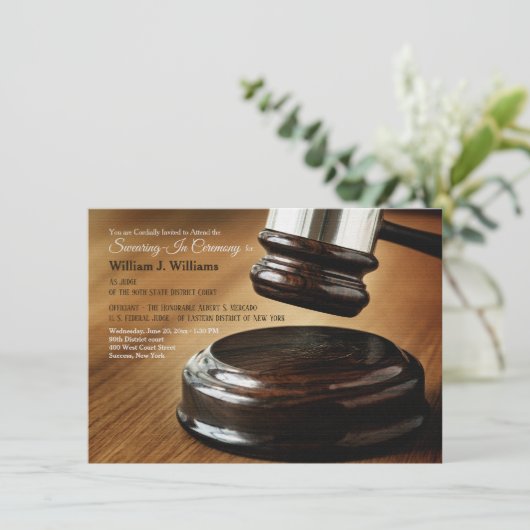 Invitation Jugement Gavel et bloc sain Jurer-Dans (Debout devant)