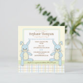 Invitation jumelle de baby shower de lapins de (Debout devant)