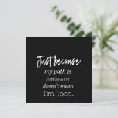 Invitation juste parce que mon chemin est différent cela ne v (Debout devant)