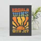 Invitation Kamala gagne avec Joy Retro Boho Harris Walz (Debout devant)