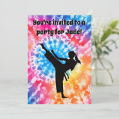 Invitation Karate Girl fête d'anniversaire Cravate-Dye Rainbo (Debout devant)