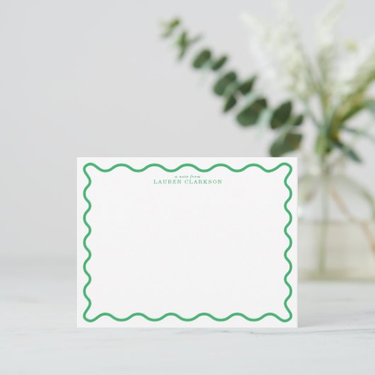 Invitation Kelly Green Modern Wavy Border Note Card (Debout devant)