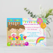 Invitation La brune jumelle la fête d'anniversaire de bowling (Debout devant)