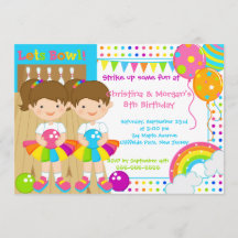 La brune jumelle la fête d'anniversaire de bowling