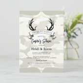 Invitation "La chasse est terminée" Rustique Camo Couple's do (Debout devant)