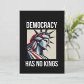 Invitation La démocratie n'a pas le statut de reine Librety U (Debout devant)