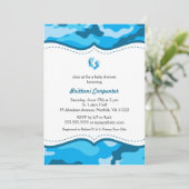 Invitation La douche bleue de camouflage de bébé invite les (Debout devant)