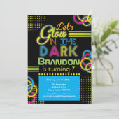 Invitation La fête bleue de l'anniversaire de l'enfant sombre (Debout devant)