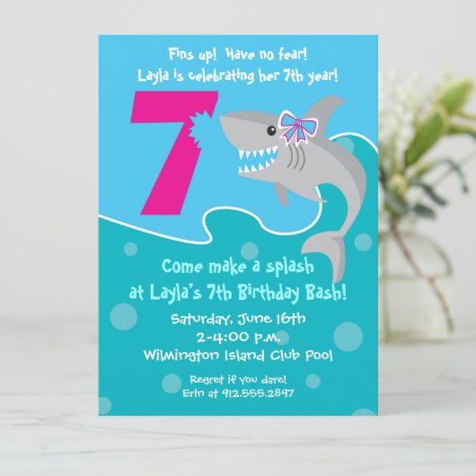 Invitation La morsure de requin de fille invitent la 7ème (Debout devant)