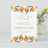 Invitation La Petite Cutie Est Sur Le Chemin Du Baby shower C (Debout devant)