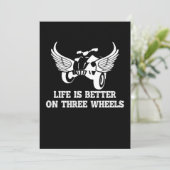 Invitation La vie est meilleure sur un tricycle à trois roues (Debout devant)