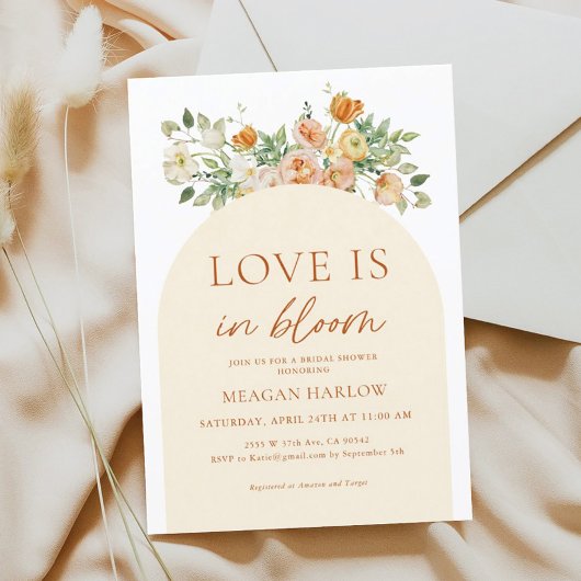 Invitation L'Amour Est Dans La Fête des mariées Florale En Fl