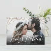 Invitation L'amour est patient Annonce de report de mariage (Debout devant)