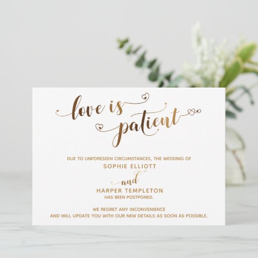 Invitation L'amour est Patient Postponed Mariage Gold Script  (Debout devant)