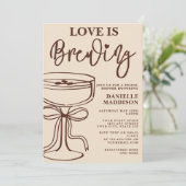 Invitation L'Amour se Prépare Mariage Espresso Martini Enterr (Debout devant)