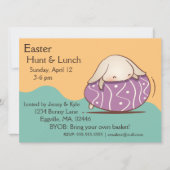 Invitation Lapin adorable pondu sur un oeuf de Pâques violet (Devant)