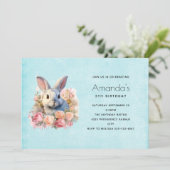 Invitation Lapin avec une guirlande de roses Joyeux Anniversa (Debout devant)