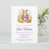 Invitation Lapin de Pâques Veste Violette Baby Shower (Debout devant)