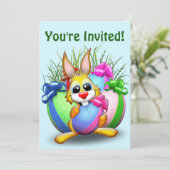 Invitation Lapin drôle mordant un œuf de Pâques (Debout devant)
