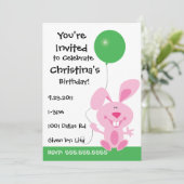 Invitation Lapin rose tenant l'invitation vert d'anniversaire (Debout devant)