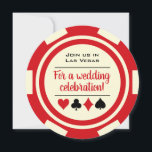 Invitation Las Vegas Poker Chip Mariage rouge et blanc<br><div class="desc">Éblouissez vos invités en leur envoyant ces invitations de mariage aux puces de poker blanc rouge et crémeux. Ils attendent avec impatience de vous rejoindre à ce mariage incontournable !</div>