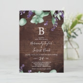 Invitation Lavande rustique | Mariage Monogramme en bois (Debout devant)