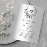 Invitation Lavender argent luxe 25e anniversaire mariage<br><div class="desc">Un arrière - plan faux argenté. Une couronne fleurie faite de fleurs de lavande et de verdure d'eucalyptus aquarellée. Personnalisez et ajoutez vos noms,  détails. Texte noir.</div>