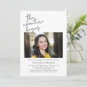 Invitation L'aventure commence la fête de graduation Photo (Debout devant)